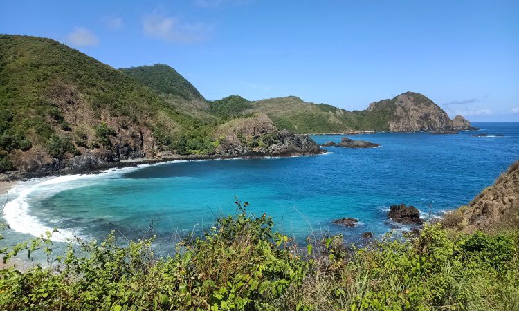 Mendaki Batu Karang di Pantai Lombok
