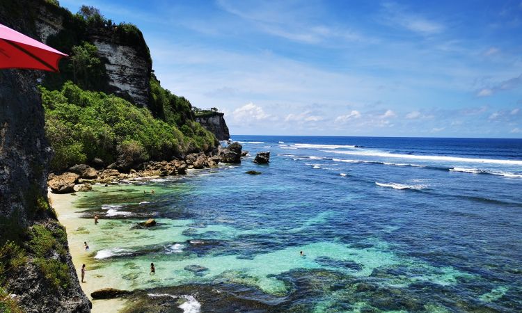 Menikmati Deburan Ombak Sembari Menonton Pertunjukan di Pantai Bali