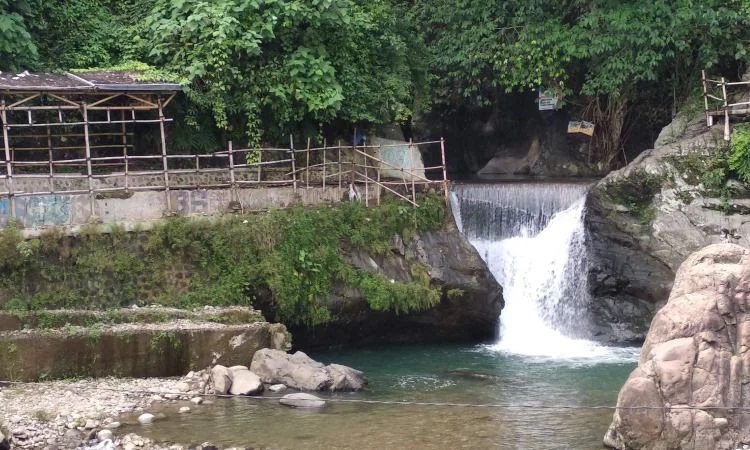 Curug Ciomas, Pesona Air Terjun dengan Bebatuan Eksotis di Bogor
