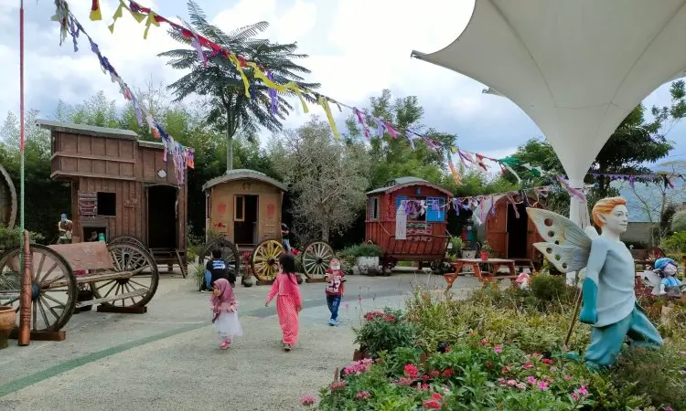 Aktivitas di Fairy Garden By The Lodge.