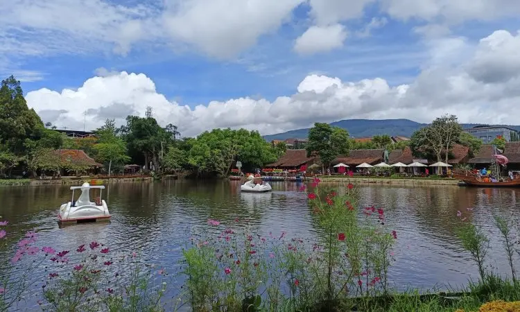 Keunikan Floating Market Lembang