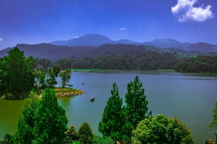 Situ Patenggang, Wisata Alam Tersembunyi di Bandung dengan Pulau Kecil di Tengahnya