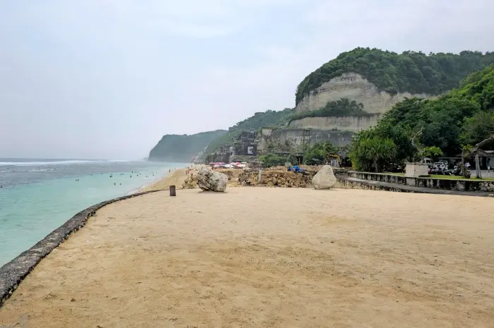 Keunikan dan Daya Tarik Pantai Melasti