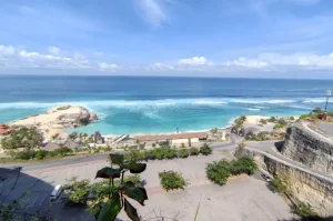 Pantai Melasti, Menyaksikan Keindahan Alam yang Eksotis di Balik Tebing Eksotis Bali