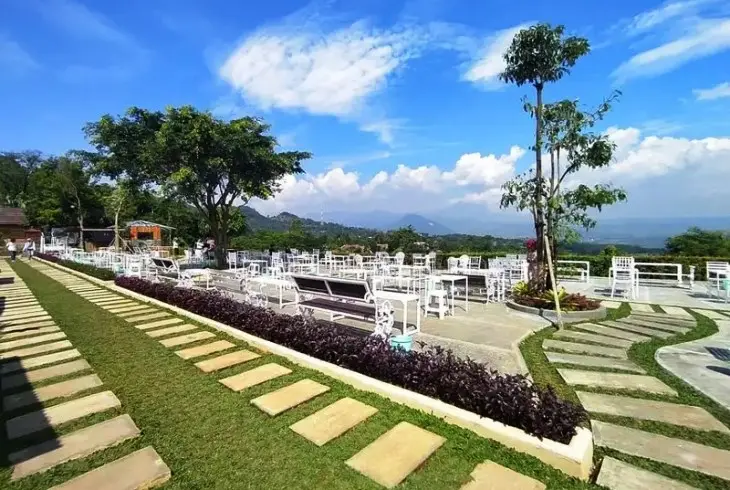 Bangku Putih Hambalang - Tempat Duduk Estetik di Atas Bukit