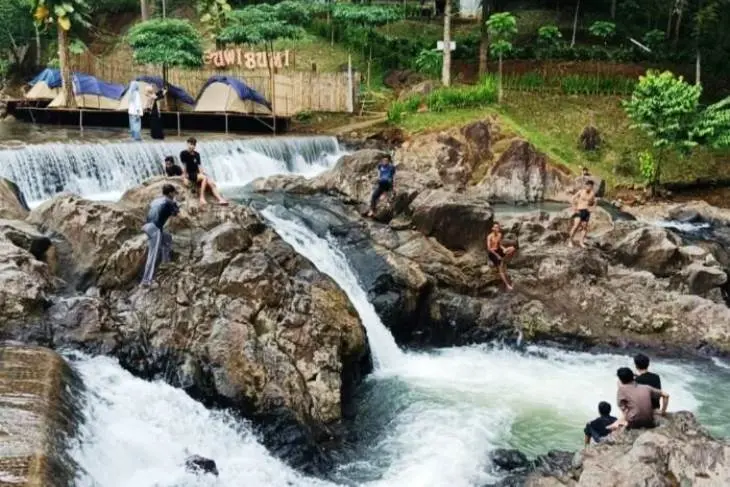 Curug Leuwi Bumi - Air Terjun Alami dengan Kolam Hijau Jernih