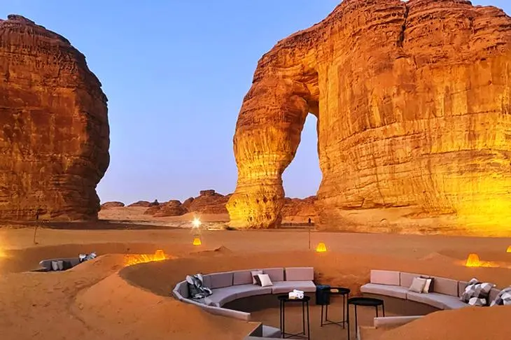 Jabal Al Fil (Elephant Rock): Batu Gajah Raksasa di Tengah Gurun