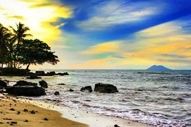 Pantai Carita - Pantai Favorit dengan Sunset Romantis