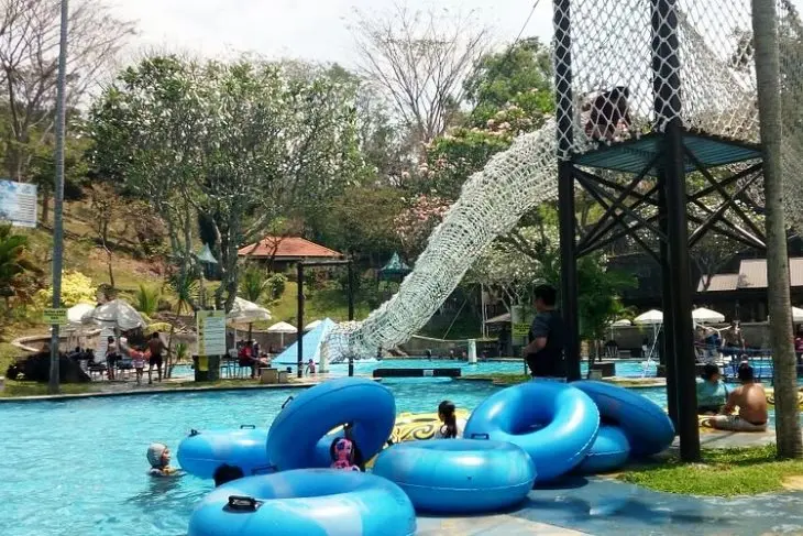 Taman Dayu Waterpark - Kolam Renang Seru di Tengah Perbukitan