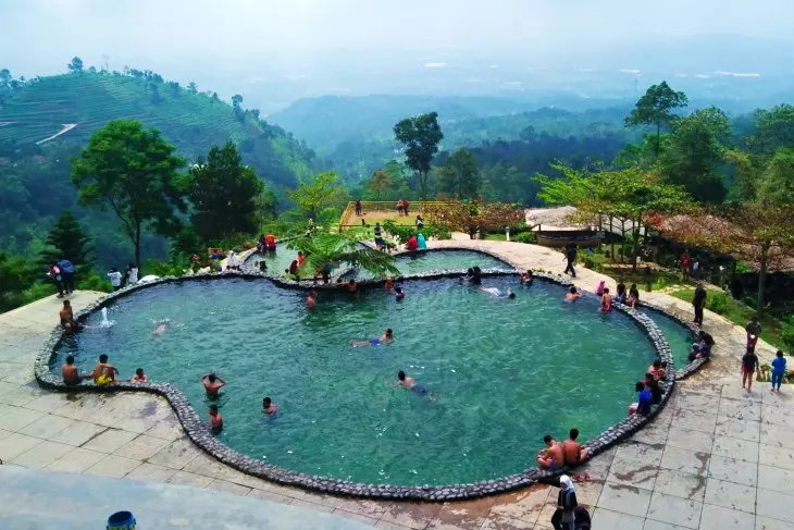 Umbul Sidomukti - Kolam Renang di Atas Awan