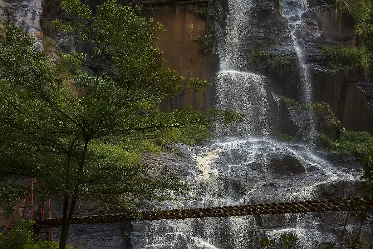 Wisata di Bandung Timur: Curug Batu Templek - Air Terjun dengan Dinding Batu Eksotis