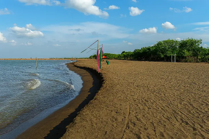 Wisata Alam di Tangerang: Pantai Tanjung Pasir - Menikmati Laut Tanpa Harus ke Bali